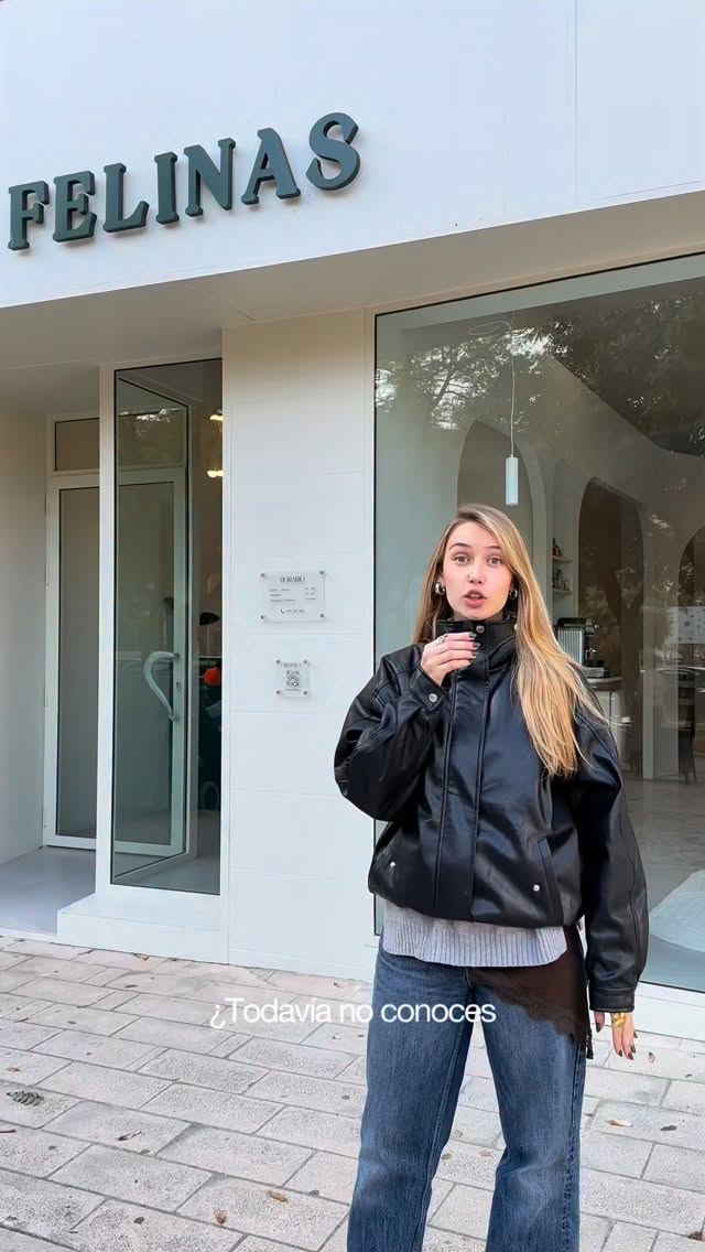 Si por fuera ya enamora… espera a ver lo que hay dentro 🖤

En Felinas cada zona está pensada para que disfrutes tu momento:

💅 Elige tu color de uñas tranquilamente en nuestra zona de espera.
👁 Relájate en nuestros sillones ultra cómodos mientras cuidamos tus cejas y pestañas.
🦶 Dale a tus pies el cuidado que merecen durante todo el año en nuestra zona de pedicura.

Porque cuando el espacio es bonito, los productos y el cuidado lo es aún más!