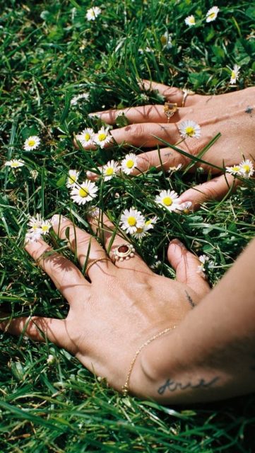 It’s manicure and pedicure season 👣🤲🏼🌼
