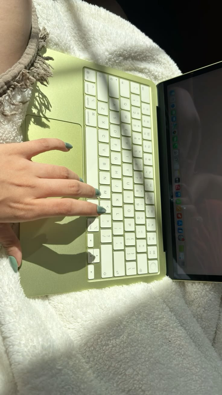 3 tips para asegurarte de que tus uñas están a salvo ⚠️

Cuando hablamos de cuidado, no todo vale. La higiene, herramientas y técnicas son muy importantes a la hora de realizarte la manicura de cada mes.

Y aquí en Felinas, cumplimos todos los requisitos ✅
