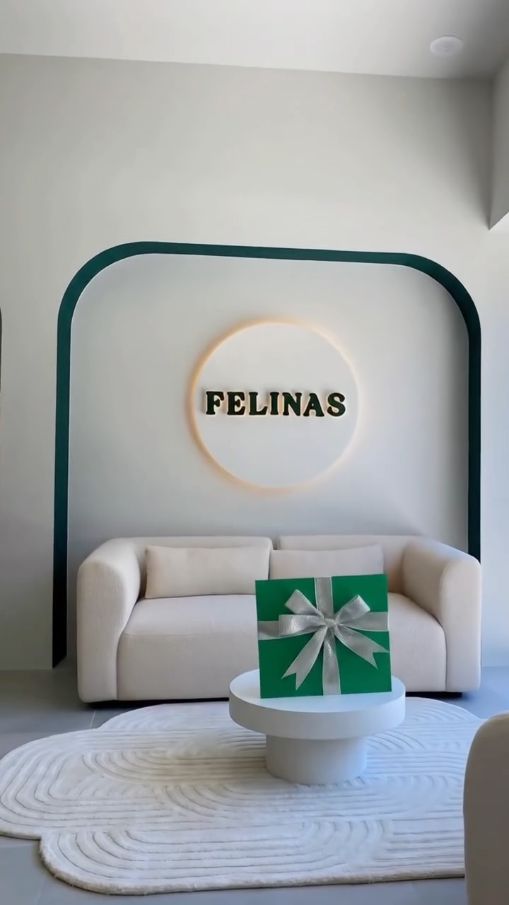 En Felinas tenemos el regalo perfecto para estas navidades: el autocuidado 💚✨

Acércate a nuestro centro y descubre nuestras tarjetas regalo, ideales para sorprender a esas personas que tanto quieres.

Una manicura nueva, un lifting de pestañas, una arquitectura de cejas y muchos más mimos para empezar el 2025 sintiéndose increíbles.

Regala bienestar. Regala Felinas. 🎁💅💖